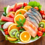 Prato colorido com frutas, vegetais e peixes frescos.